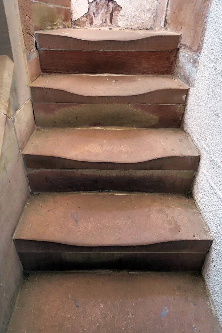 uitgesleten traptreden kerk straatsburg 7-2024 0122